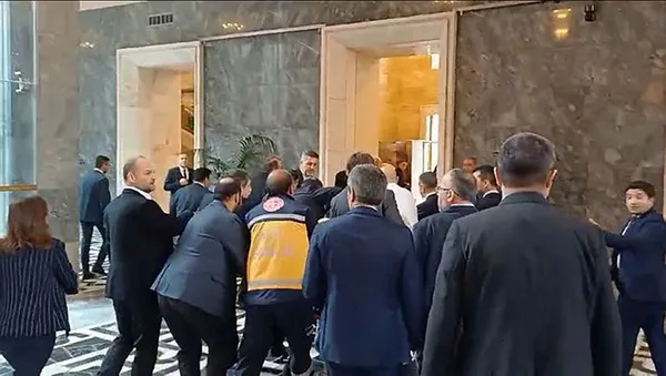 saadet-partisi-kocaeli-milletvekili-hasan-bitmez-tbmm-kursusunde-bayildi-kafasini-yere-carpti-1702380506799.jpg Saadet Partisi Kocaeli Milletvekili Hasan Bitmez TBMM kürsüsünde bayıldı! Sağlık Bakanı Koca: Entübe edilerek yoğun bakıma alındı - 2