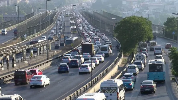 son-dakika-halicte-trafik-yogunlugu-halicte-yol-calismasi-ne-kadar-surecek-1595226332244.jpg