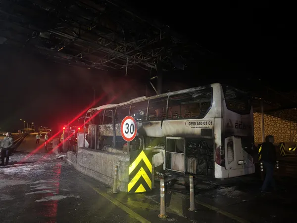 gise-bariyerine-carpan-yolcu-otobusu-alev-aldi-6-yaralandi-1704519083672.jpg Gişe bariyerine çarpan yolcu otobüsü alev aldı: 6 yaralandı - 2
