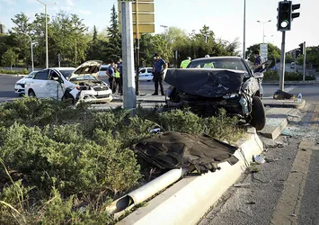 Ankara'da 2 otomobil çarpıştı: 4 yaralı