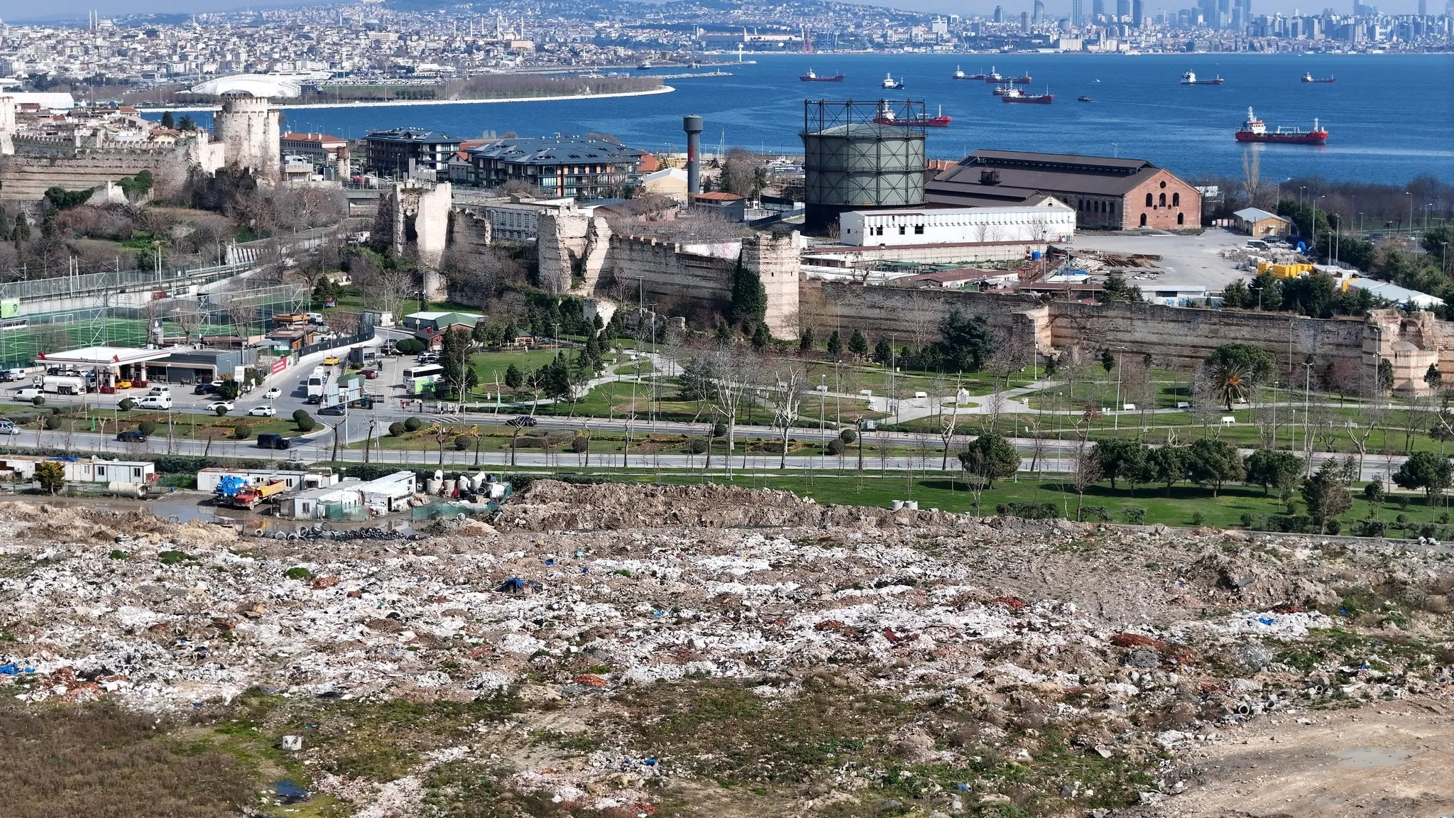 İBB ve İSKİ'den tarihe saygısızlık: Kazlıçeşme meydanı çöplüğe döndü