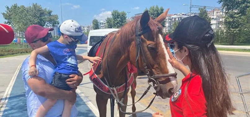 Bostancı Sahili'nde atlı polisler devriye gezdi