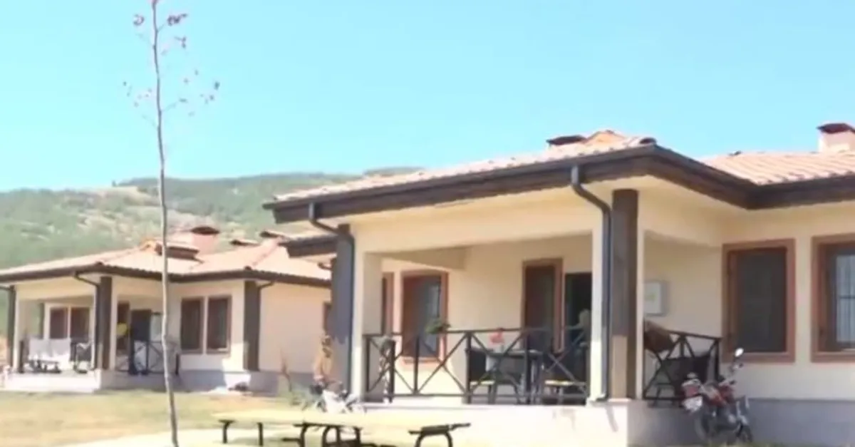 İşte afetzedeler için yapılan köy evleri
