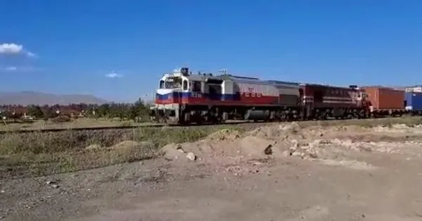 Cin Den Gelen Dev Yuk Treni Izmit Te