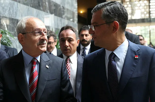 chpli-ozgur-ozelden-adaylik-icin-geri-vites-kilicdaroglu-ile-birlikte-secmenle-resmen-dalga-gectiler-1686930490419.jpg CHP’li Özgür Özel’den adaylık için geri vites - 3