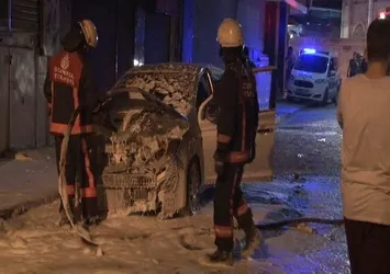 Fatih'te 3 otomobil kundaklandı!