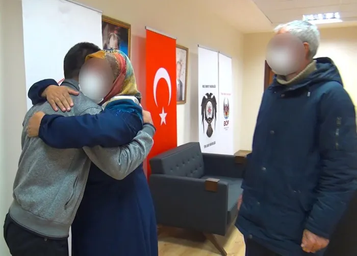 Son dakika: Muş'ta ikna edilen PKK'lı ailesiyle buluşturuldu - 2