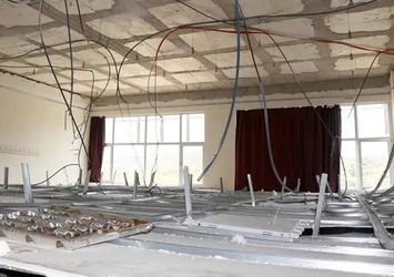 Rüzgar nedeniyle sınıfın tavanı çöktü: 5 yaralı