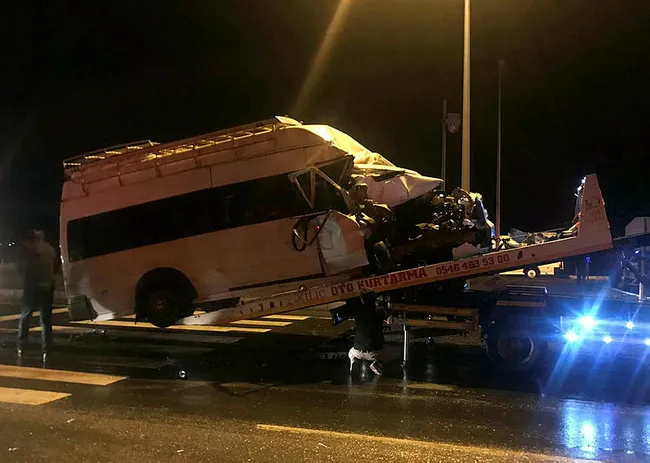 Aksaray'da minibüs kamyona çarptı: 13 yaralı - 2