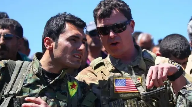 suriyeli-kurt-siyasetci-pkkypgye-resti-cekti-ulkede-varliginizi-istemiyoruz-1735118212303.jpg Suriye'de teröristlerle saha çalışmasında bulunan ABD'li yetkililer (Arşiv)