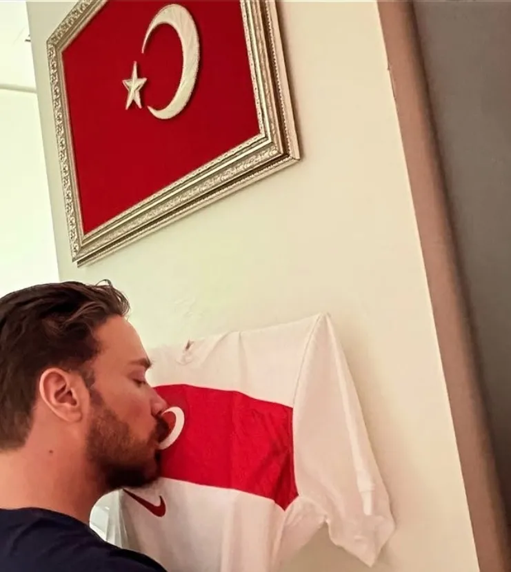 sinan-akcilin-milli-takim-marsi-turkler-geliyor-yayinlandi-1778826590551.jpg Sinan Akçıl'ın Milli Takım marşı "Türkler Geliyor" dinlenme rekoru kırdı - 1