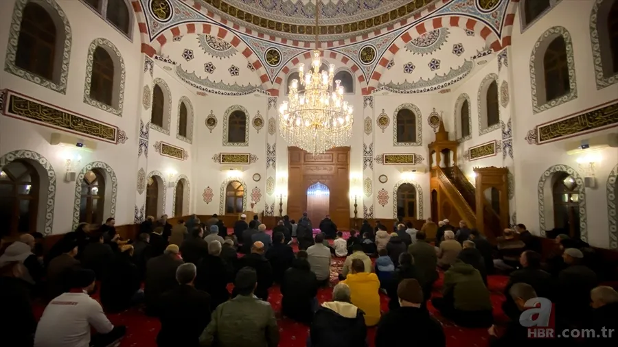 On bir ayın sultanı Ramazan başladı: İlk teravih namazında camiler dolup taştı! 11