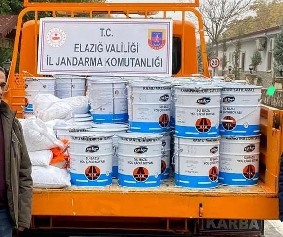 elazigda-hirsizlar-koyu-soydular-500-bin-tllik-zarar-1668950775423.jpg Elazığ’da hırsızlar köyü soydular! Jandarma vatandaşların çalınan eşyalarını teslim etti - 9