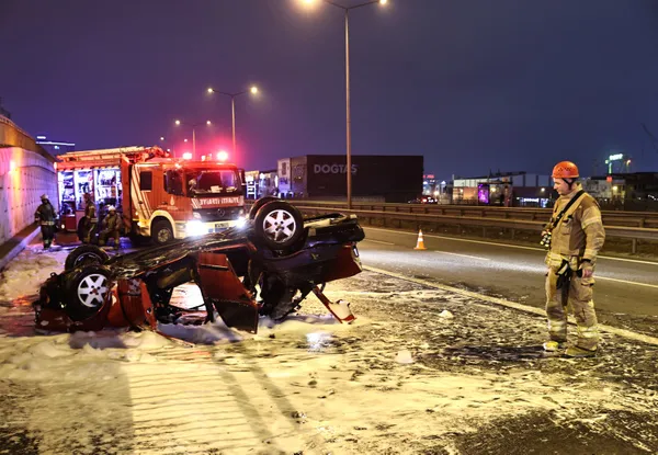 Pendik’te takla atan otomobil yandı: 4 kişi yaralandı - 4