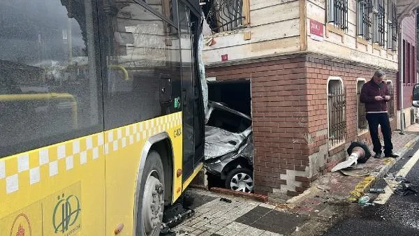 Son dakika: Beykoz'da İETT otobüsü 4 otomobile çarptı - 1