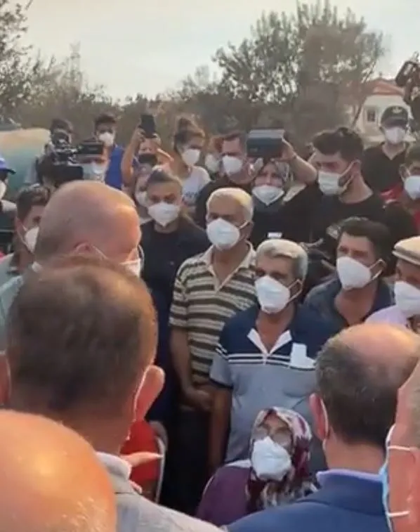 baskan-erdogan-manavgatta-yangindan-zarar-goren-vatandaslarla-gorustu-biz-buraya-birileri-gibi-turistik-seyahate-gelmedik-1627744468913.jpg Başkan Erdoğan Manavgat'ta vatandaşlarla görüştü: Biz buraya birileri gibi turistik seyahate gelmedik - 3