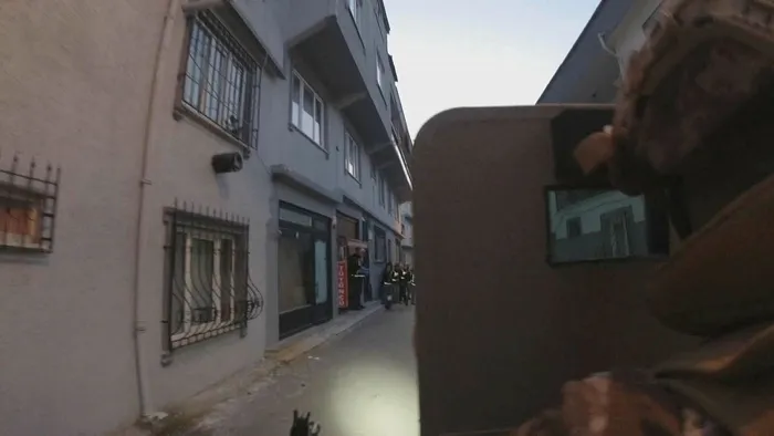 1716015925066.jpeg Bursa'da nefes kesen kovalamaca! Çatılara çıktılar helikopterle takip edildiler - 3