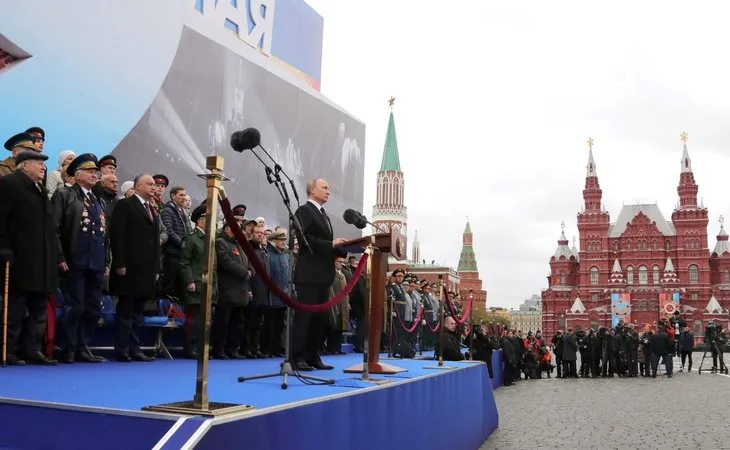 Putin’den Kızıl Meydan’da gövde gösterisi