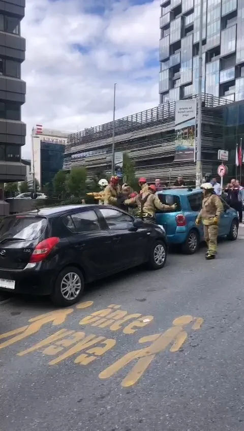Şişli'de kaldırım çöktü! Kadın içine düştü - 1