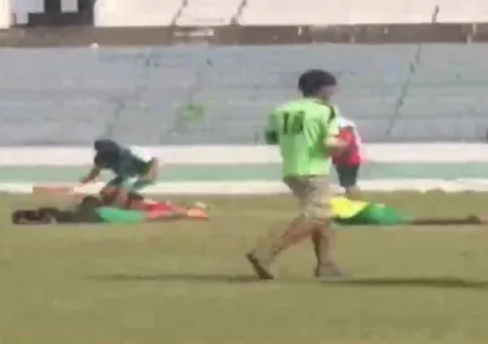 Futbolcular neye uğradıklarını şaşırdı! Futbol sahasını bastılar