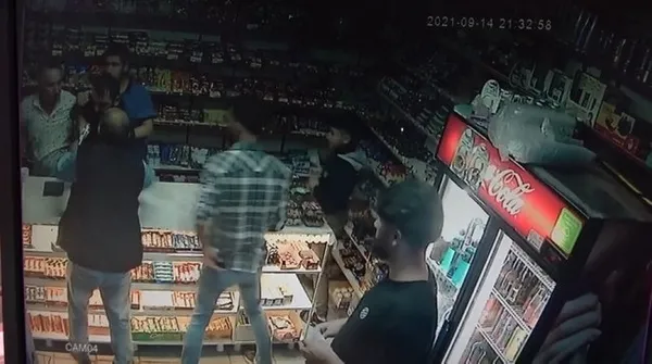 İstanbul Sultangazi'de dehşet! Rakip marketçinin kafasına silah dayadı - 2