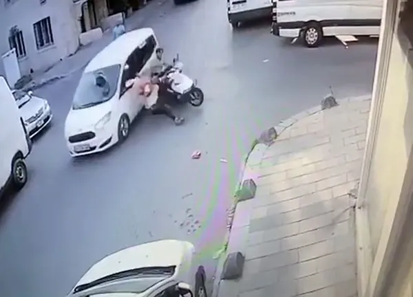 istanbulda-kaza-sonrasi-kavga-suruculer-birbirine-girdi-yumruklar-havada-ucustu-1658211578820.jpg İstanbul’da kaza sonrası kavga! Sürücüler birbirine girdi yumruklar havada uçuştu - 1