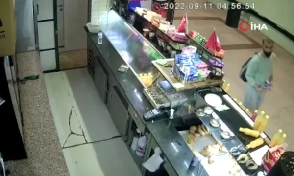 beyoglunda-bir-tuhaf-hirsizlik-bufeden-caldigi-icecekleri-ayni-bufeye-satmaya-calisti-o-anlar-kamerada-1663147465067.jpg