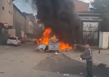 Sultangazi'de çöp konteynerinde yangın otomobile sıçradı