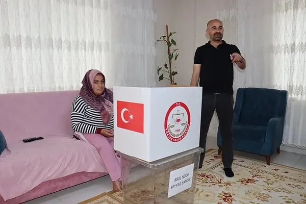 1685259472228.jpeg Hasta ve engelli vatandaşlar oyunu kullandı! Sandığa gidemeyenlere “seyyar sandık” - 1