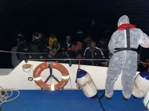 izmir-aciklarinda-87-duzensiz-gocmen-yakalandi-1632203775876.jpg İzmir açıklarında 87 düzensiz göçmen yakalandı - 2