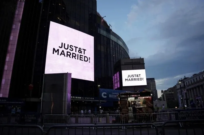 reklam-panosuyla-ilan-ettiler-1783152661007.jpeg Reklam panosunda ilan ettiler! Taylor Swift ve Travis Kelce evlendi - 1