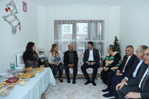 Bakan Kurum Manavgat'ta afetzedelerin yeni evlerinde misafir oldu - 3