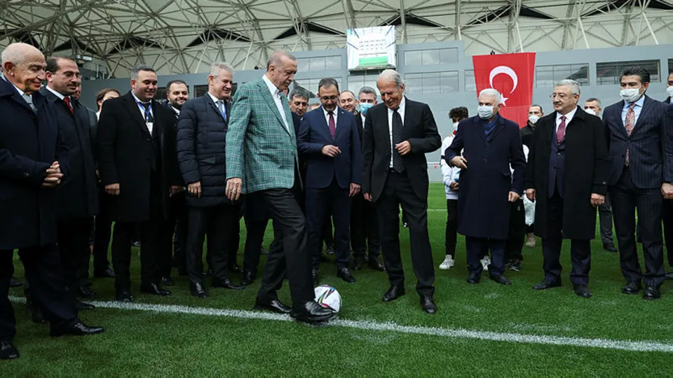 Alsancak Mustafa Denizli Stadı'nın açılışında renkli görüntüler! Başkan Erdoğan sahaya indi
