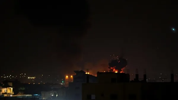 İşgalci İsrail Gazze’de basının olduğu binayı vurdu