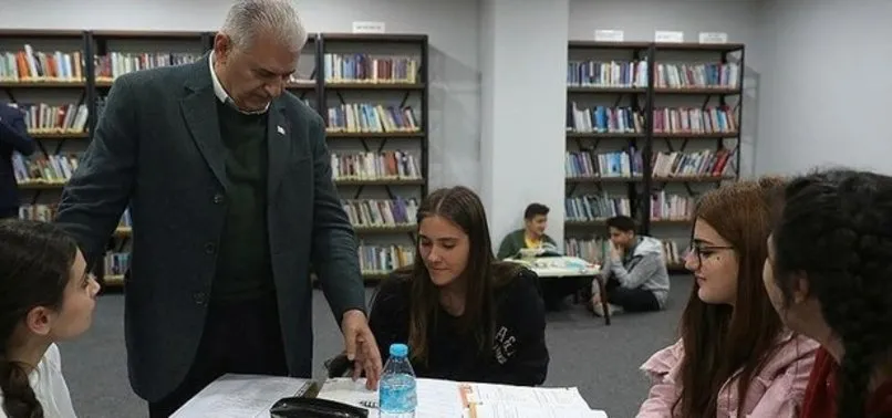 Binali Yıldırım öğrencilere problem çözümünde yardım etti