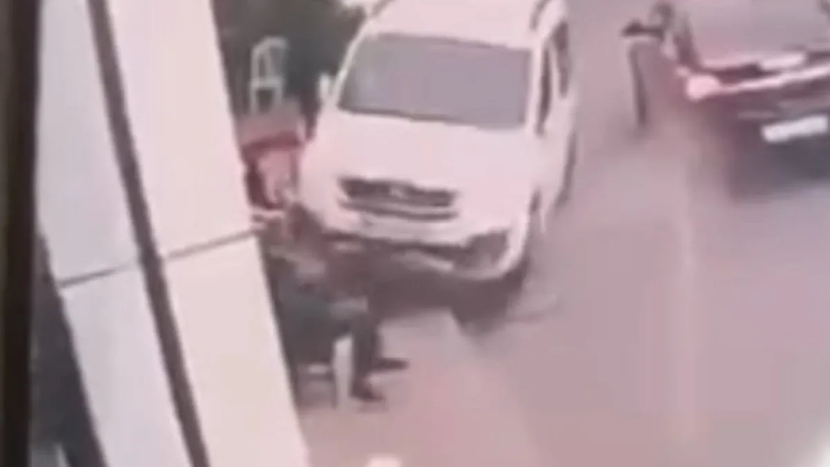 Yaşlı adam kaldırımda böyle ezildi! Feci kaza anı kamerada