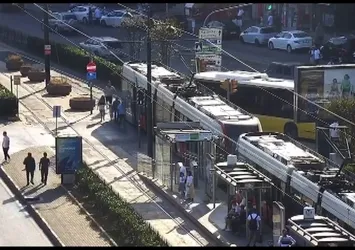 İstanbul Fındıklı'da tramvay ve İETT otobüsü çarpıştı