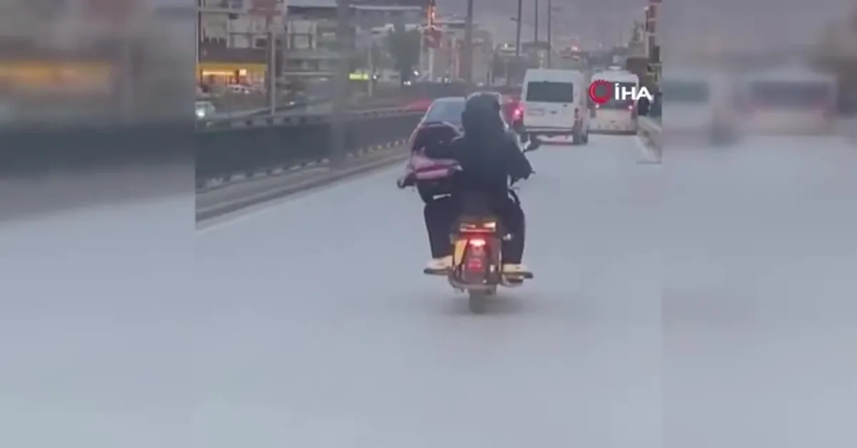 Bursa'da motosiklet üzerinde bebeği böyle taşıdı