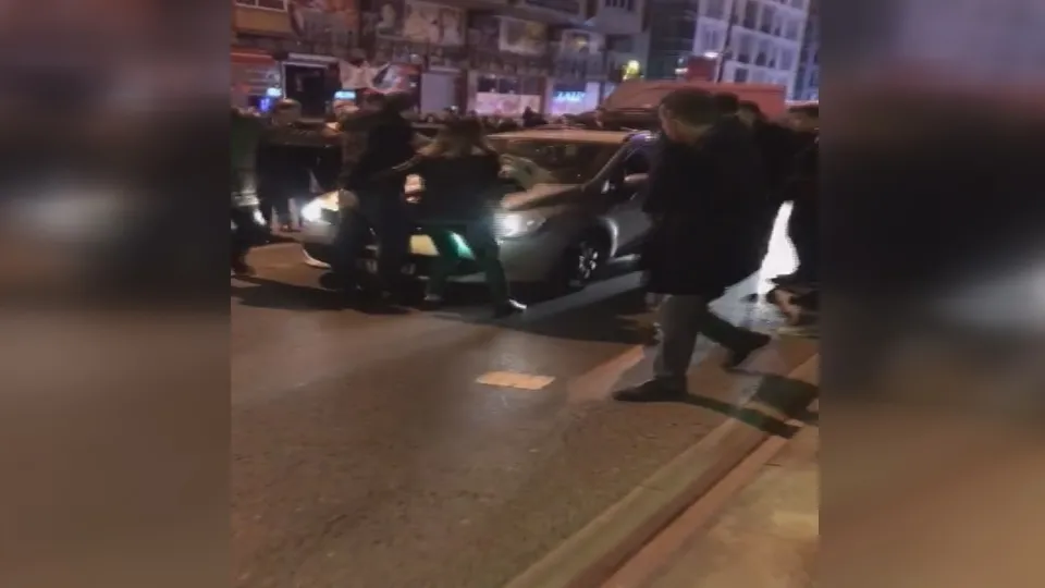 İstanbul Bahçelievler’de korku dolu anlar! Kucağında bebeği olan kadının üzerine sürdü |Video