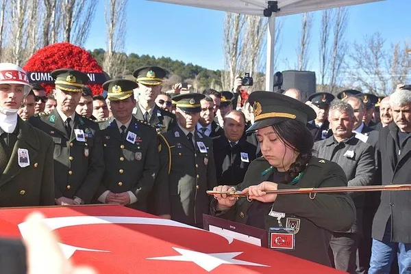 Türkiye kahraman şehitlerini son yolculuğuna uğurladı | Hamile eş ve anneden şehide son veda! 6 ilde tören