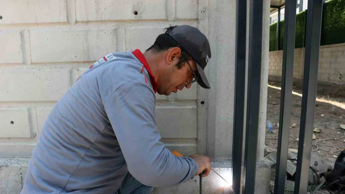 Demircilerin sıcak havada zorlu mesaisi