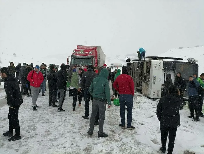 1582363557171.jpg Son dakika: Bursaspor taraftarını taşıyan otobüs devrildi! - 2