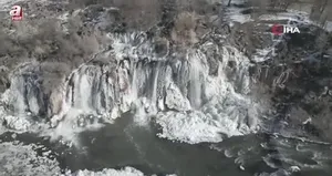 Muradiye Şelalesi kısmen buz tuttu