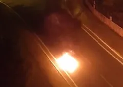 Seyir halindeki motosiklet alev topuna döndü!