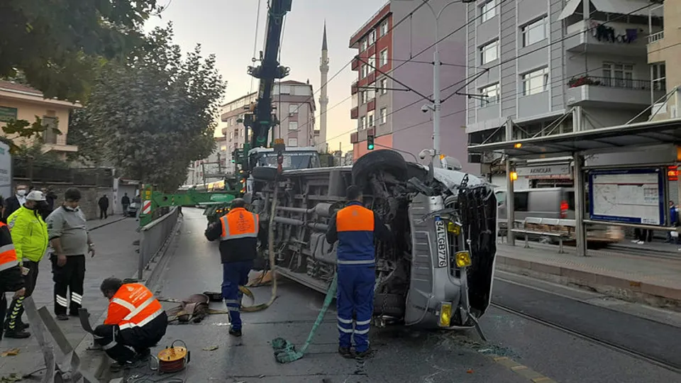 Güngören'de korkutan kaza! Servis minibüsü tramvay yoluna devrildi