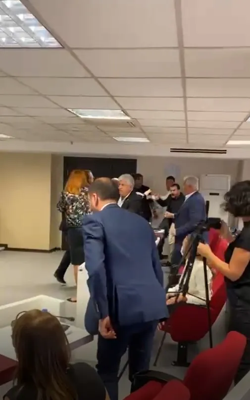 Çankaya Belediyesi Meclis toplantısında ’haksız kazanç’ tartışması: CHP’liler AK Partili Murat Akça’ya saldırdı