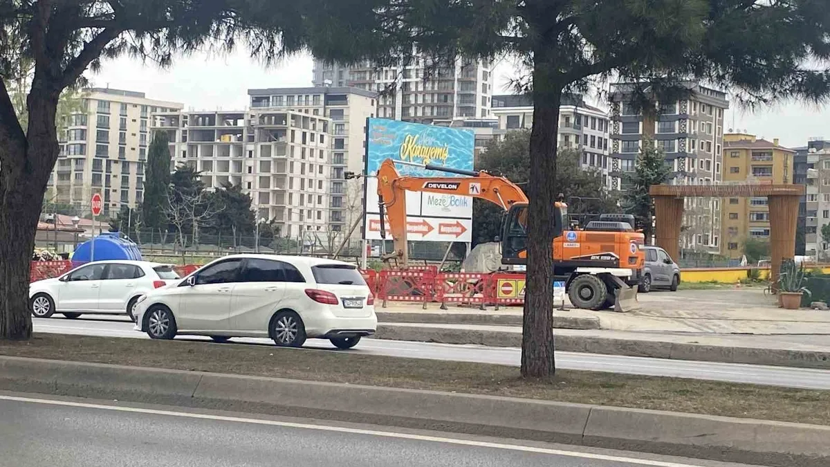Kartal'da denize dökülen atık su çevreye kötü koku yaydı