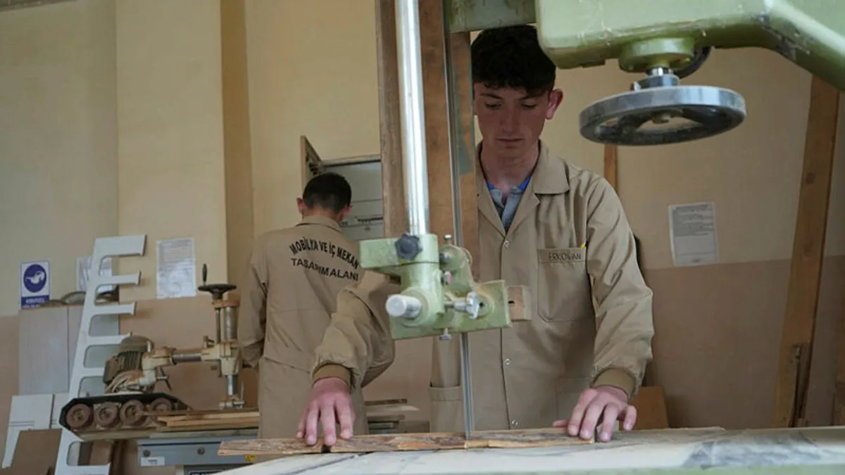 Lisede arı gibi üretim! Öğrenciler atık malzemelerden ahşap eşyalar üretiyorlar