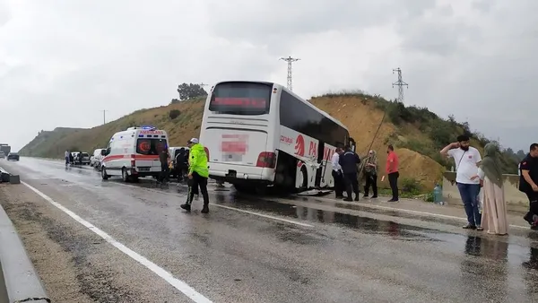 Antalya'da yolcu otobüsü şarampole devrildi: 10 kişi yaralı - 6