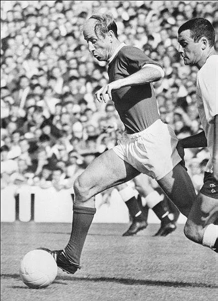 Manchester United’ı yıkan ölüm! Efsane futbolcu Bobby Charlton hayatını kaybetti